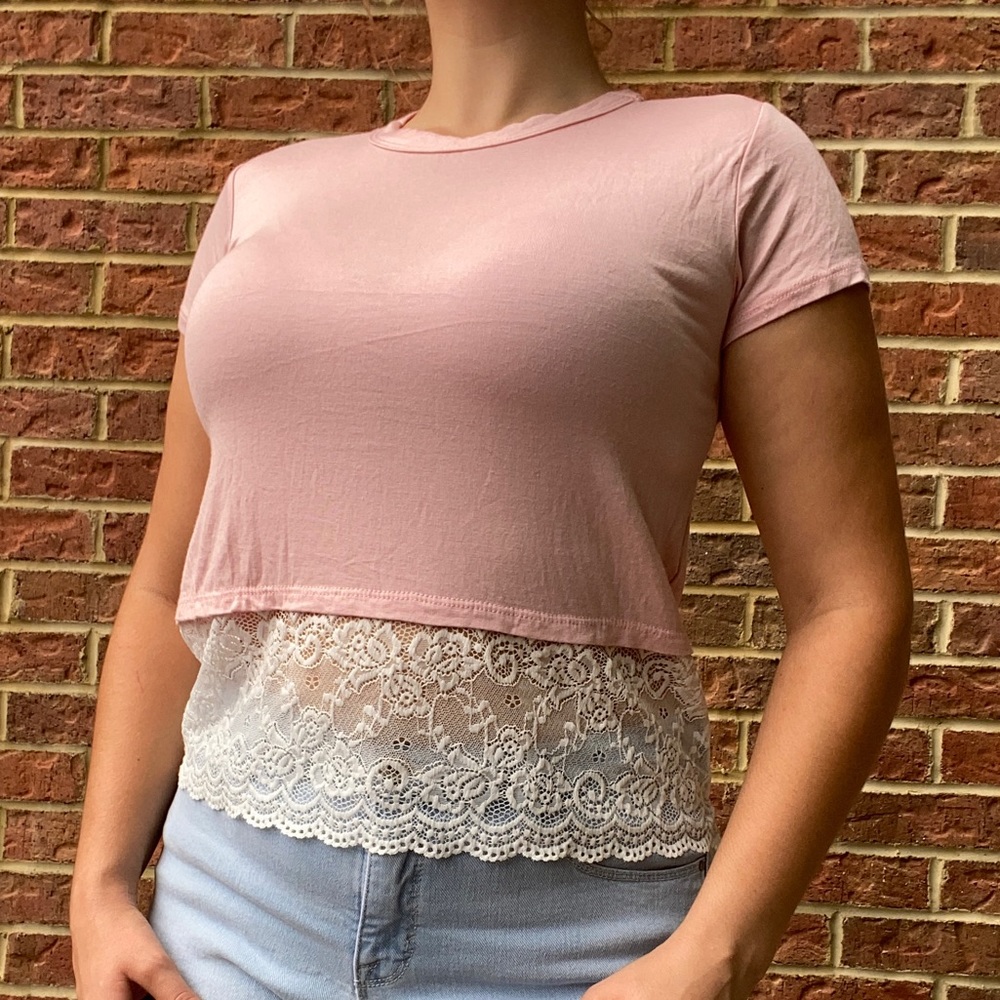 Pink and lace top 🌸